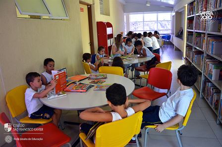 Xaverianos do Período Integral conhecem a biblioteca