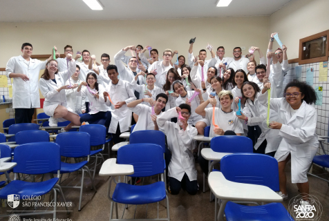 Xaverianos da 3ª série produzem slime no laboratório de Química