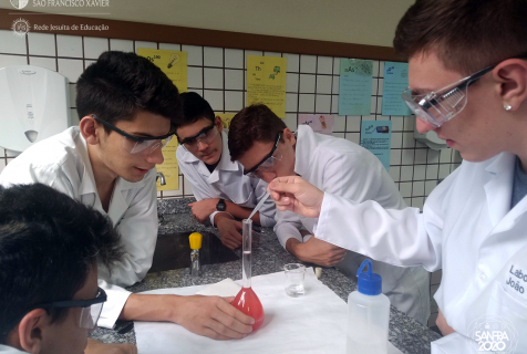Xaverianos aprendem sobre órgãos reguladores na aula de química